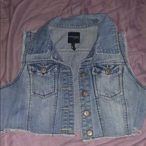 Cropped sleeveless denim